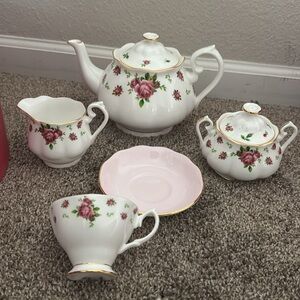 Royal Albert New Country Roses White Teapot Creamer Sugar cup and saucer set